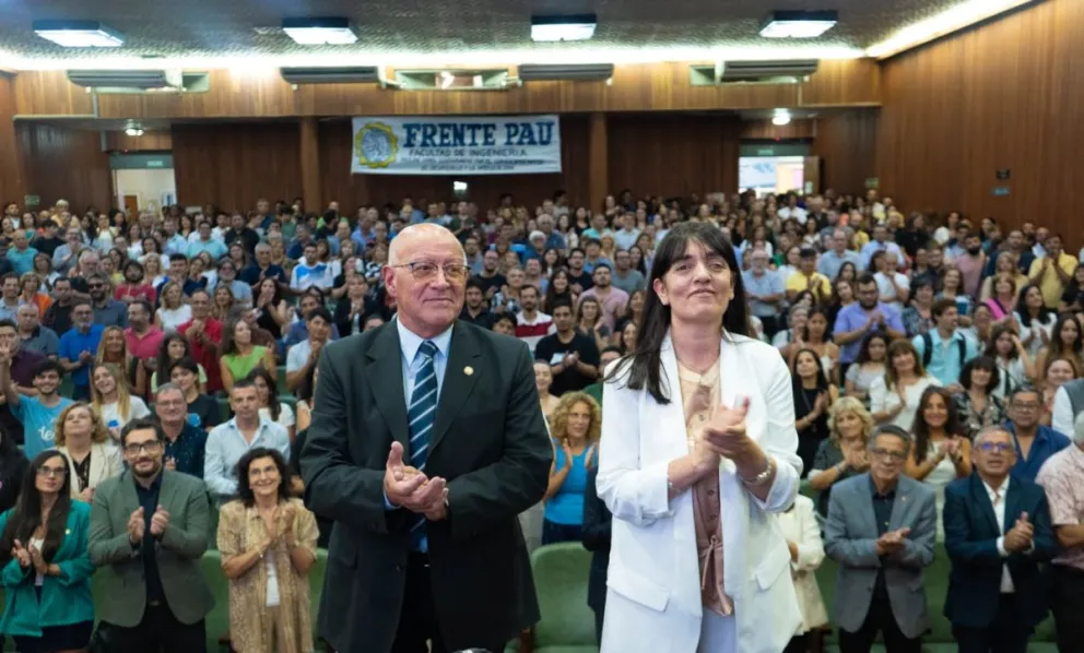 Lanzamiento. Tadeo Berenguer y Andrea Leceta fueron los oradores en la presentación de la fórmula oficialista. El acto fue en el Aula Magna de la Facultad de Filosofía, de donde proviene la candidata a vicerrectora.