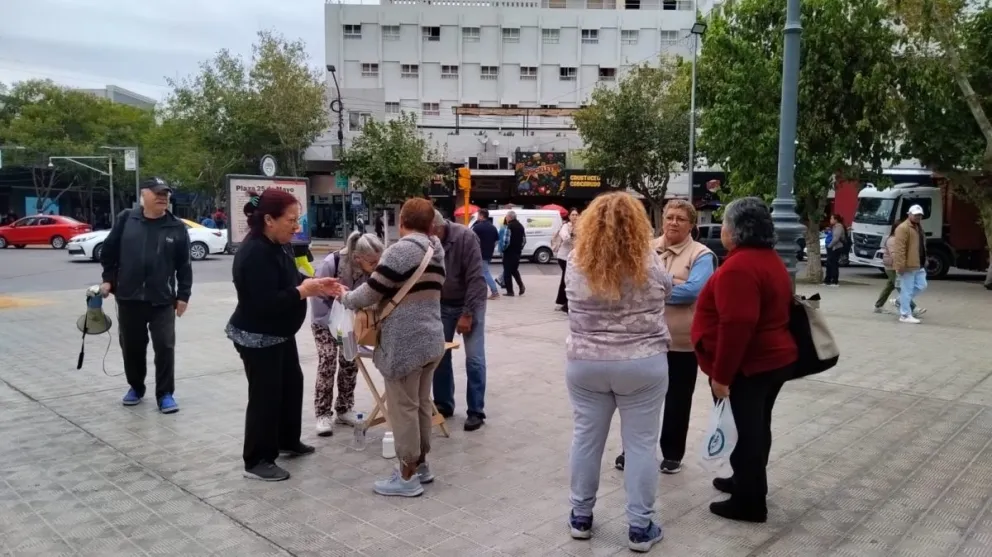 Jubilados sanjuaninos juntan firmas en contra de las medidas de Milei. 