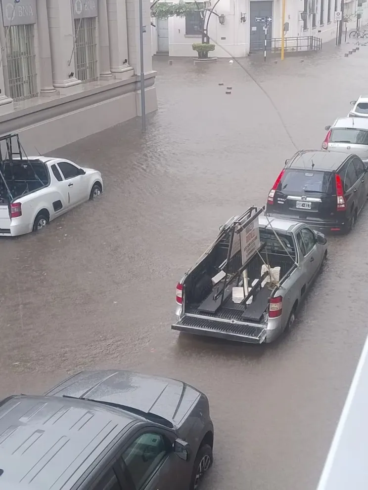 Fuertes lluvias en Córdoba dejaron algunos barrios bajo agua y sin luz