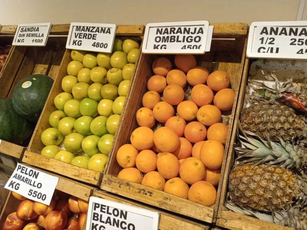 Naranjas egipcias expuestas en una verdulería de San Juan. Tienen un costo de $4.500 el kilo. 