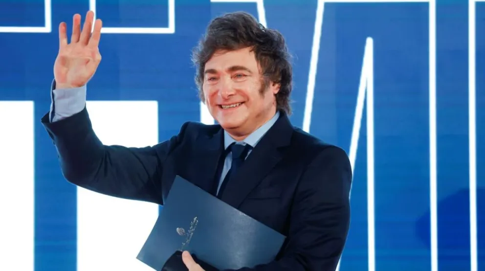 El presidente suspendió su viaje a España por la delicada situación política e institucional del país. 