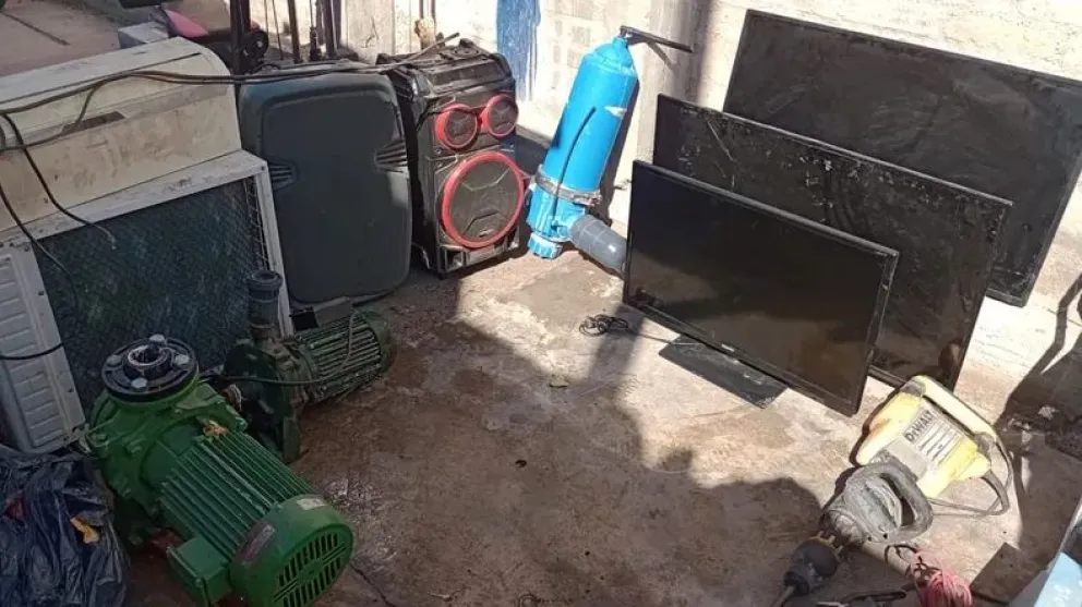 La Policía incautó computadoras, televisores, máquinas y hasta una bicicleta en una serie de allanamientos. Hay tres detenidos.