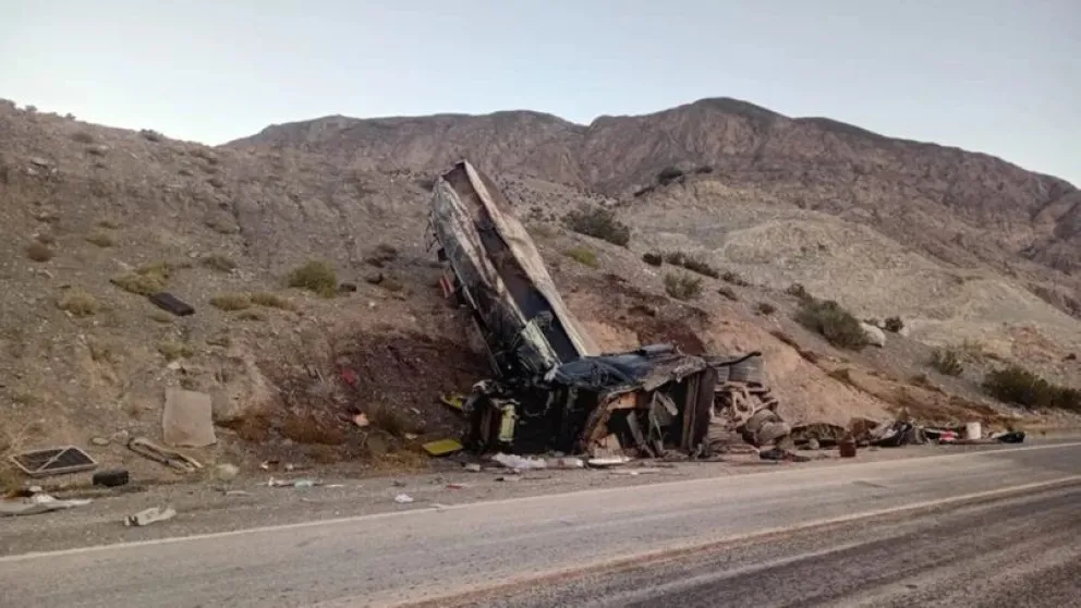 Un camión volcó en Calingasta y su conductor debió ser hospitalizado. El hombre es oriundo de Bolivia.