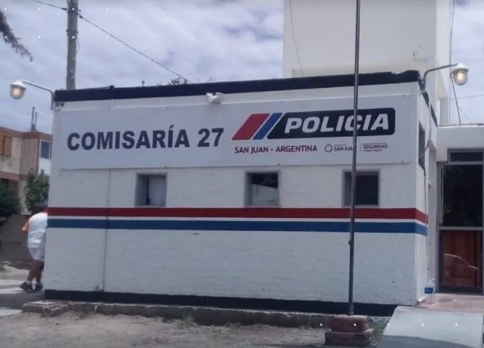 Cercado. En la puerta de la Comisaria 27, en el Barrio Aramburu, pudo ser detenido García. Su pareja, entregó el arma reglamentaria de la Policía en la vereda.