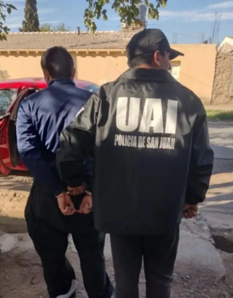 Condenaron a dos años de prisión al hombre que realizó la amenaza de bomba en el Centro Cívico (Emanuel Lucero cuando fue detenido)