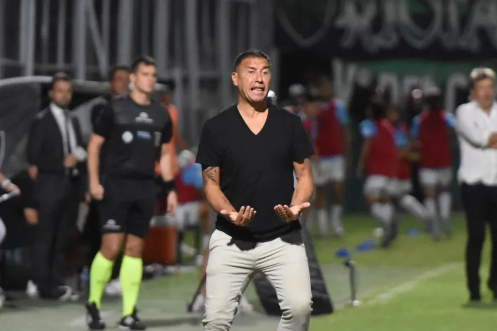 Despedida. La última imagen de Raúl Antuña como DT de San Martín, en la caída contra Platense que marcó su salida.