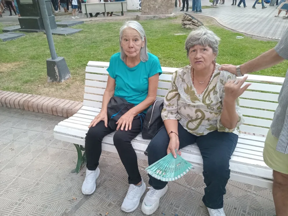 Estela y Norma asistieron a la marcha para defender sus derechos como jubiladas. 
