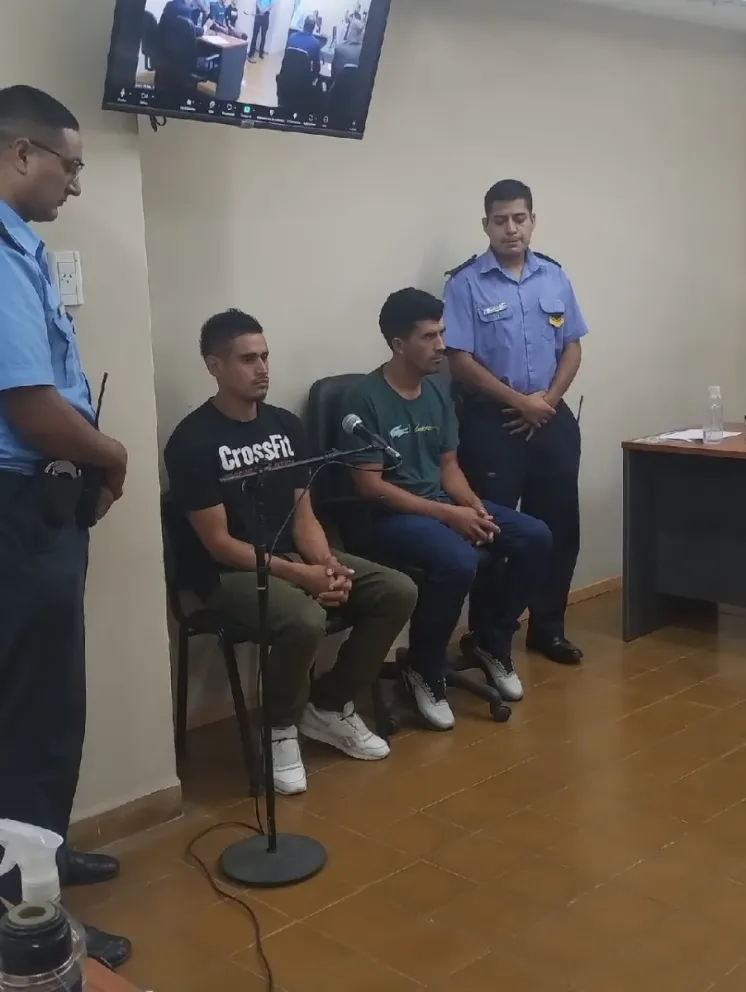 Uno de los detenidos reconoció balear al hombre en la cancha: “Disparé para ahuyentar, no fue queriendo”. De izquierda a derecha, Gómez y Castro, los imputados (Foto 0264 Noticias).