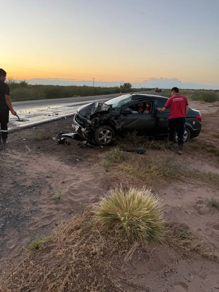 Dos personas terminaron hospitalizadas tras impactar su auto contra un camión en Ruta 20