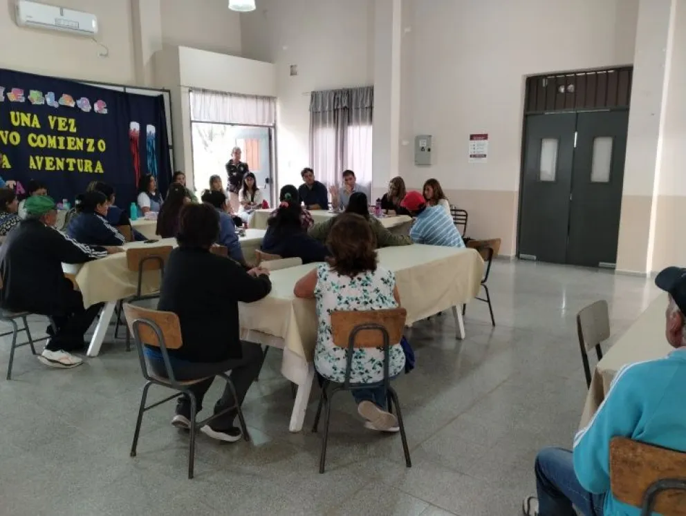 Padres reunidos junto a las autoridades de la Red Tulum. 