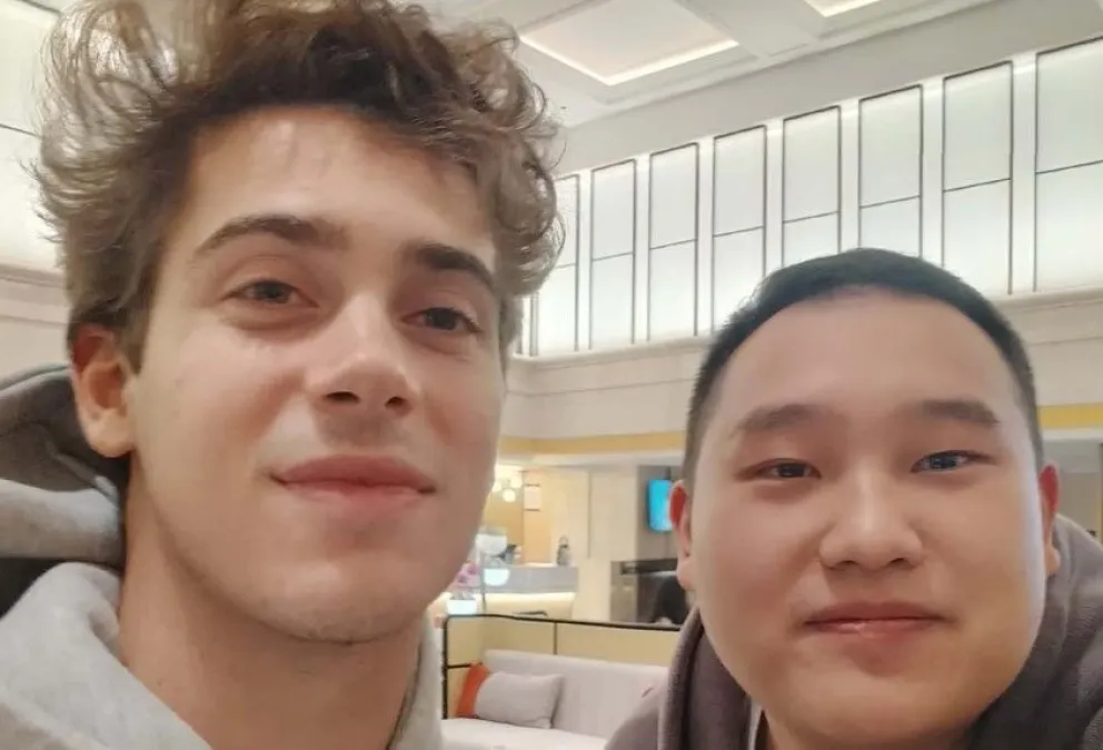 Imán. Colapinto y una selfie con un fanático en Shanghái.