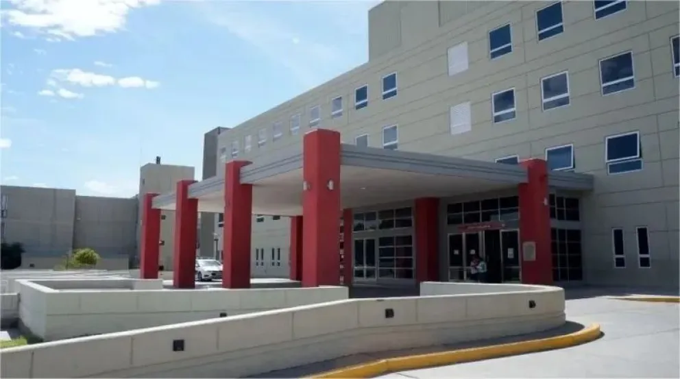 Un obrero sufrió la amputación de una mano tras un accidente con una retroexcavadora. 