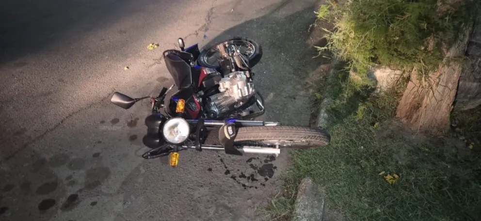 Un motociclista terminó hospitalizado tras chocar contra un auto 