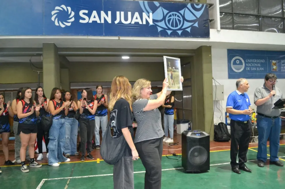La FSB homenajeó a Carolina Sastre, la basquetbolista que murió en un trágico choque en Ruta 40 (Fotos: Federación de Basquetbol)