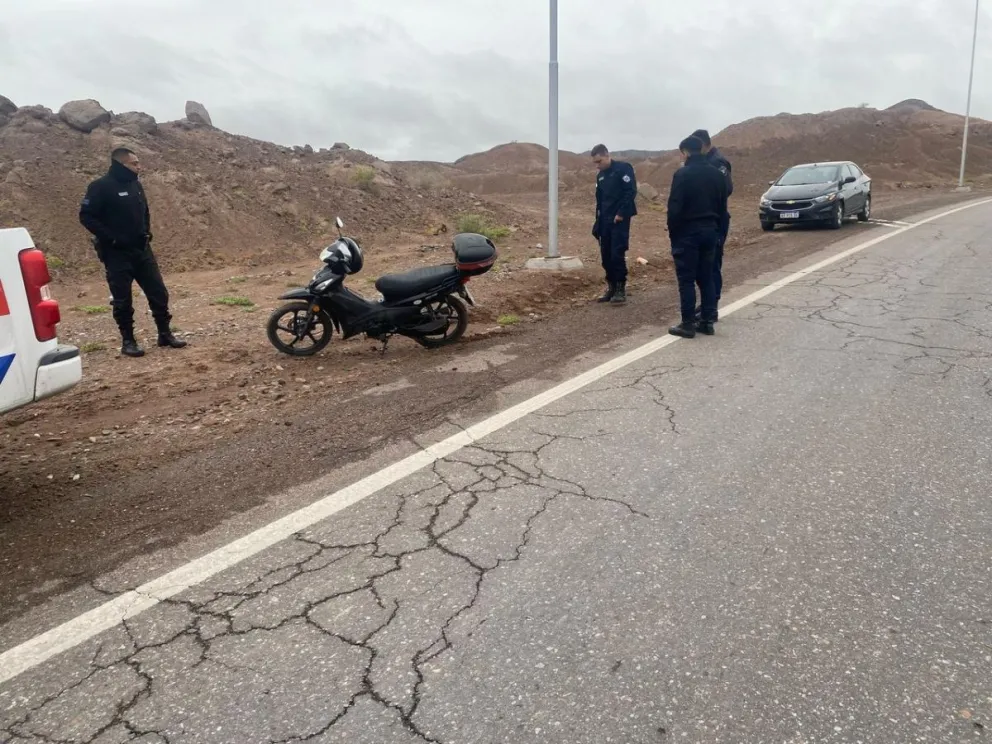 Una motociclista perdió el control y cayó en el asfalto.