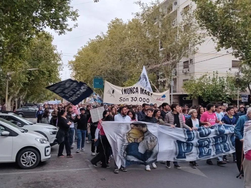 Miles de sanjuaninos se reunieron en la Plaza 25 de Mayo para marchar por el Día de la Memoria