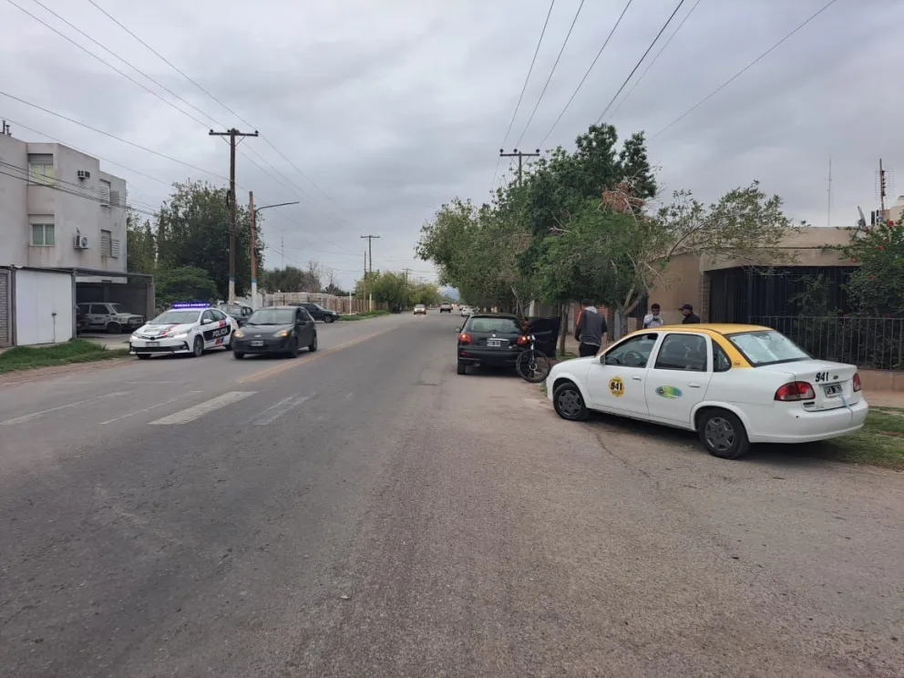 Una ciclista fue embestida por un auto en Rawson y debió ser trasladada al hospital