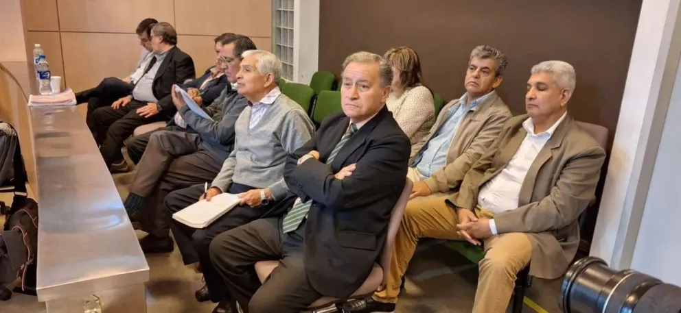 Los acusados. En primera fila, Alberto Flores, Mario León, Miguel González, Luis Alonso, Juan Marcelo Cachi y Eduardo Oro. En la segunda fila, Miguel del Castillo, Luis Moyano y Aurora Ahumada.