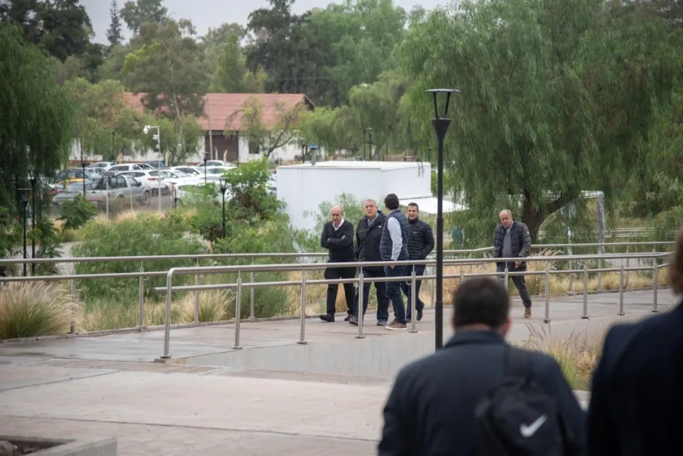 Al banquillo. Directivos de Fecovita, antes de ingresar a la Fiscalía Nº7 de la Unidad Fiscal de Delitos Económicos, en Mendoza, para ser notificados de la imputación por estafa en su contra.