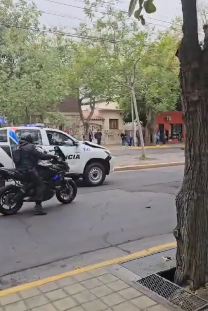 Dañado. El frente de una de las camionetas 4x4 nuevas que recibió esta jornada la Policía de San Juan, tras un choque en cadena con otros dos móviles.