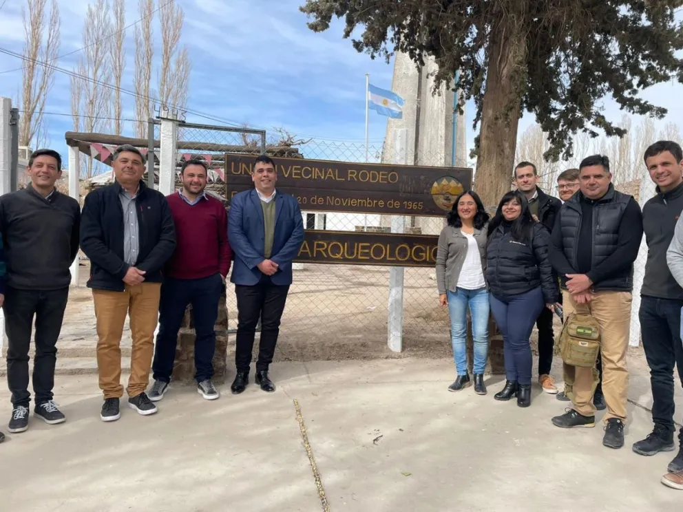 Reducto. La Unión Vecinal de Rodeo, cuya interventora es Analía Cortes, ha sido sede de charlas para emprendedores, una de las cuales, encabezó su marido, Federico Cordero (segundo desde la izquierda), funcionario provincial. Foto: Diario Libre.