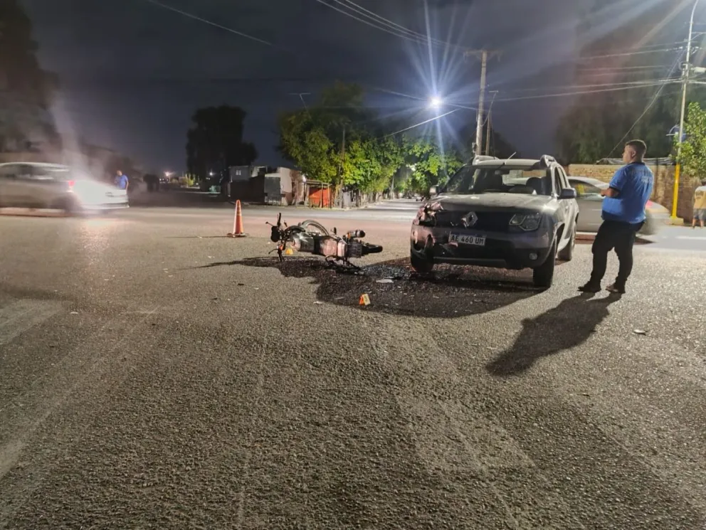 Un joven terminó hospitalizado tras el choque entre una camioneta y una moto en Capital