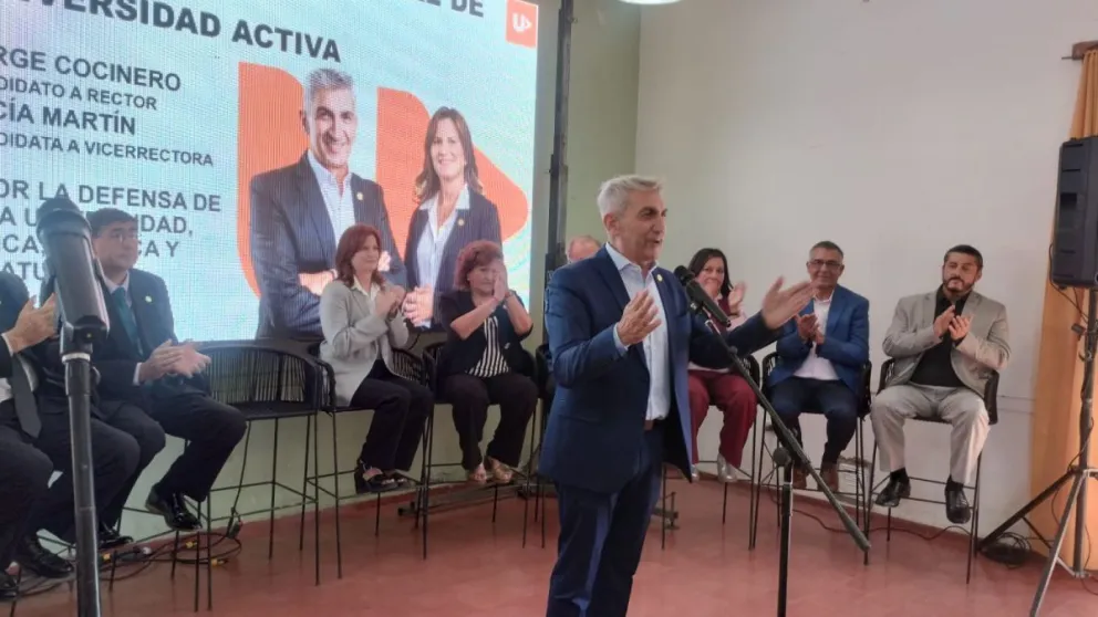 Presentación. Cocinero dio su discurso ante los integrantes de su espacio, Universidad Activa, flanqueado por su compañera de fórmula y los candidatos a decanos de las facultades.