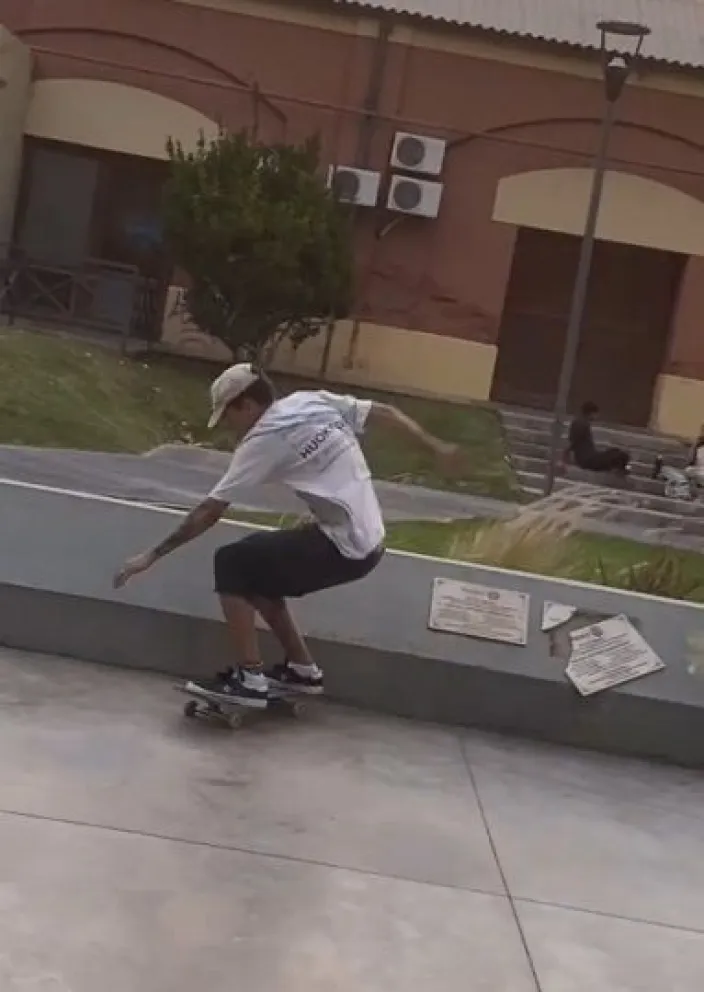 Polémica por unos jóvenes que rompieron una placa en el Ferro Urbanístico mientras practicaban skate 