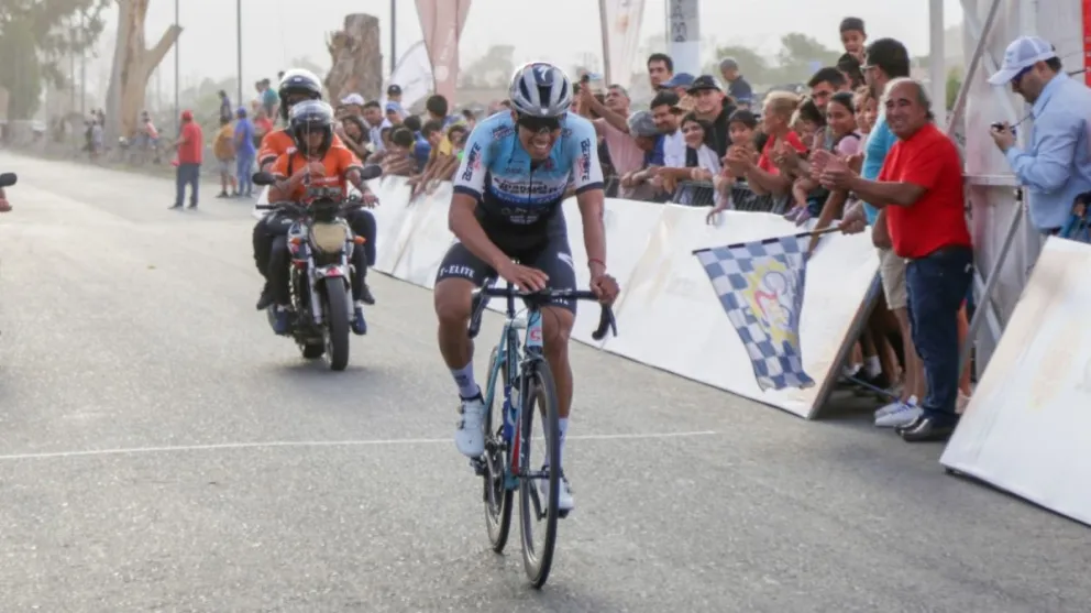 Nahuel Méndez, ciclista del equipo Jácamo-Saldaño ganó en la Villa Flora, Departamento Rivadavia, la 22° edición del Circuito Carlos Roberto Escudero. 