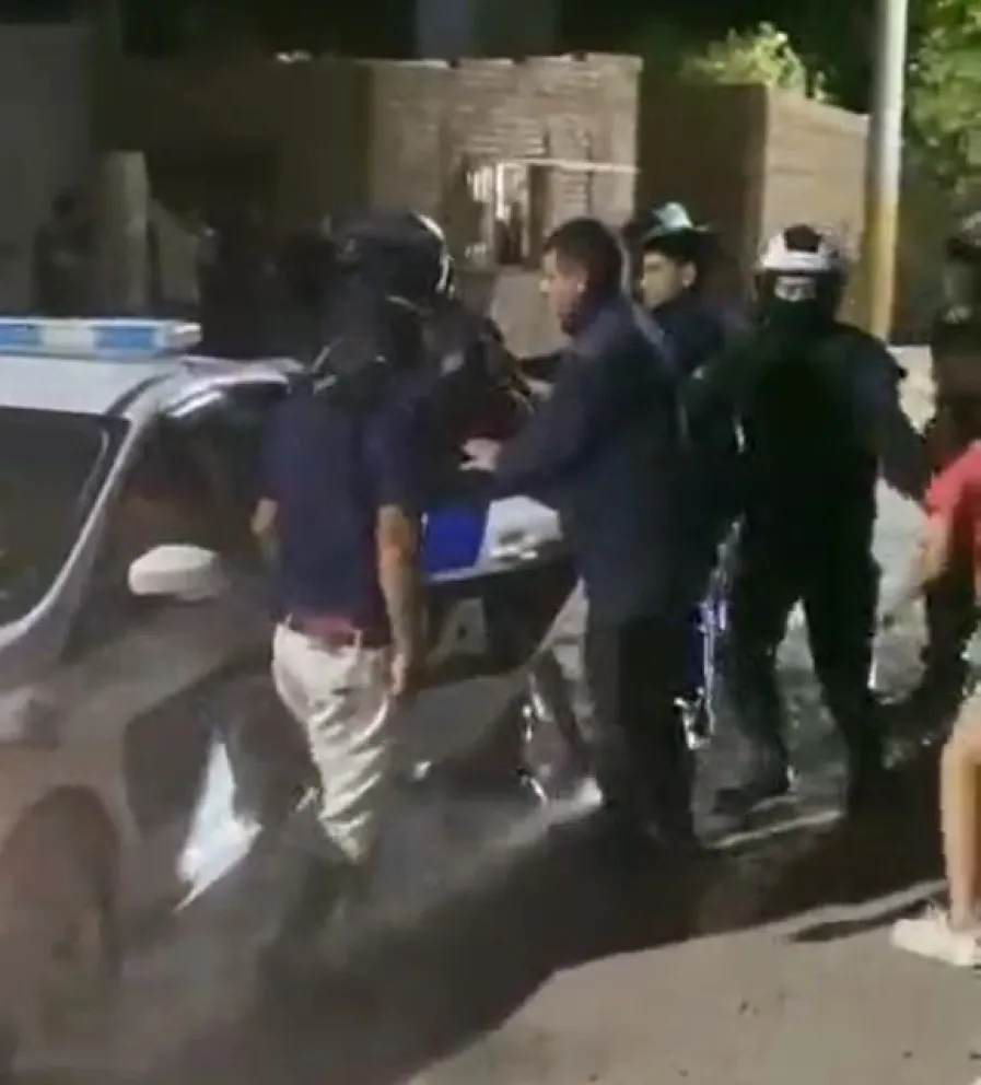 Vecinos intentaron linchar a dos hermanos tras el robo de una batería y una rueda de un auto en Santa Lucía