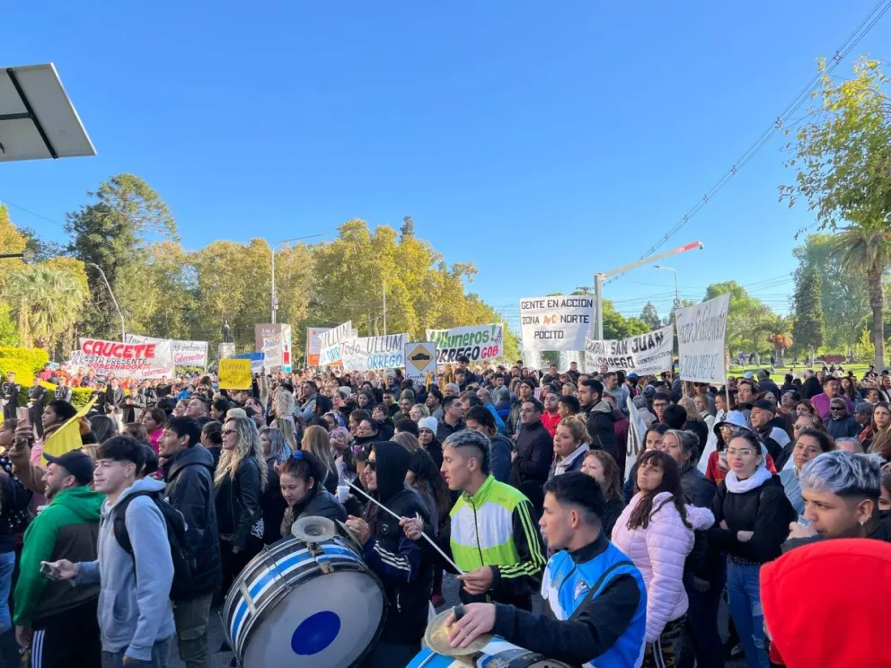 Bombos, carteles y gorras de Capital y Rivadavia, en la previa de la llegada de Orrego. 