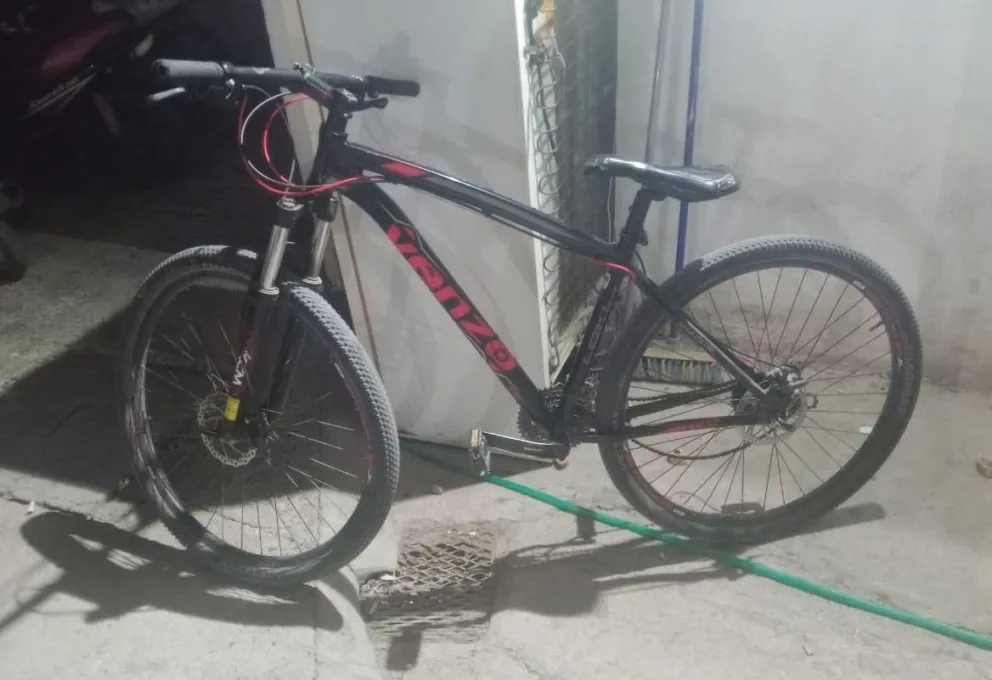 Una ciclista terminó en el hospital tras chocar con un auto en Sarmiento