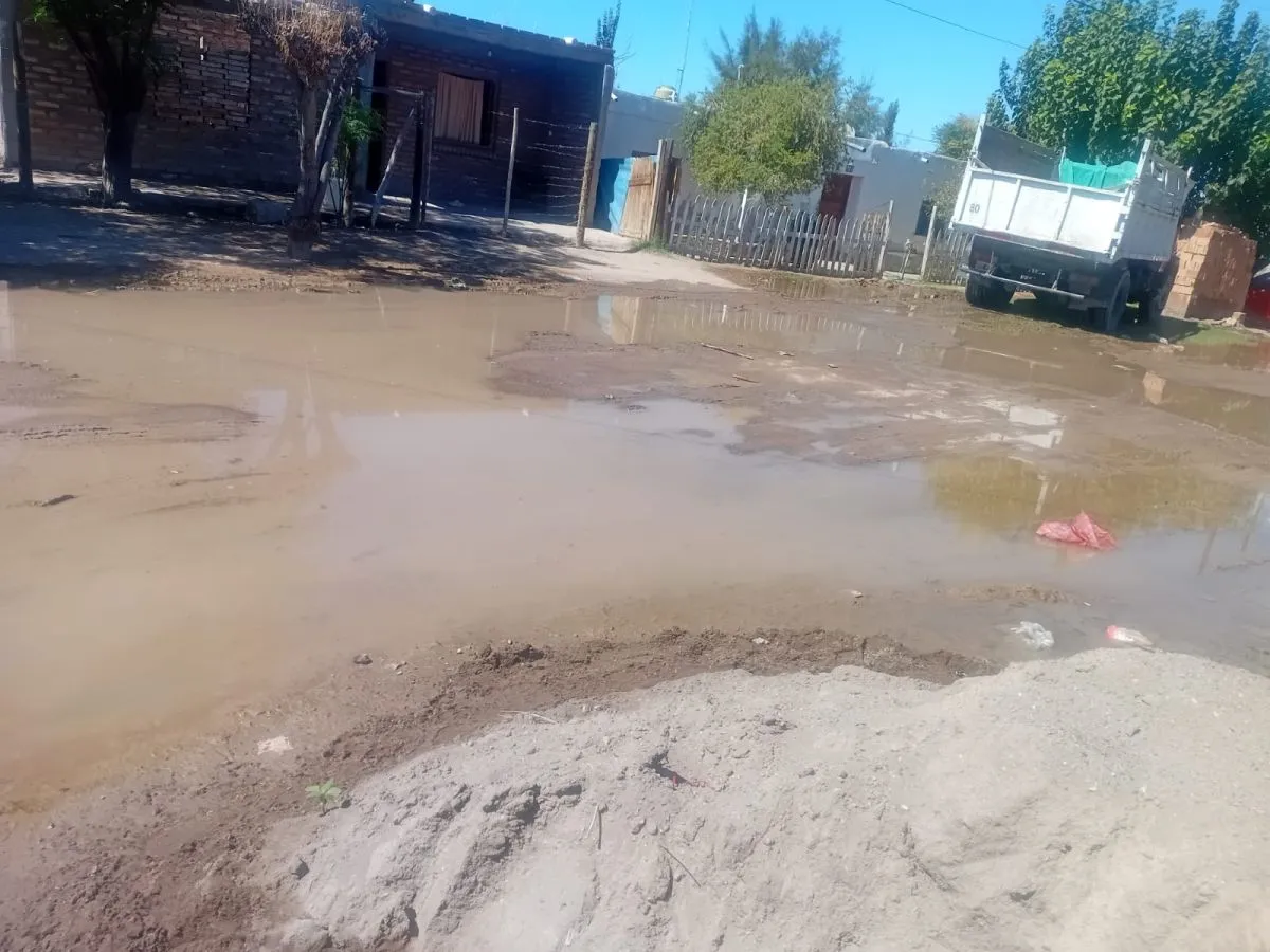 Reclamo vecinal por la rotura de un caño de agua y la inundación de una ...
