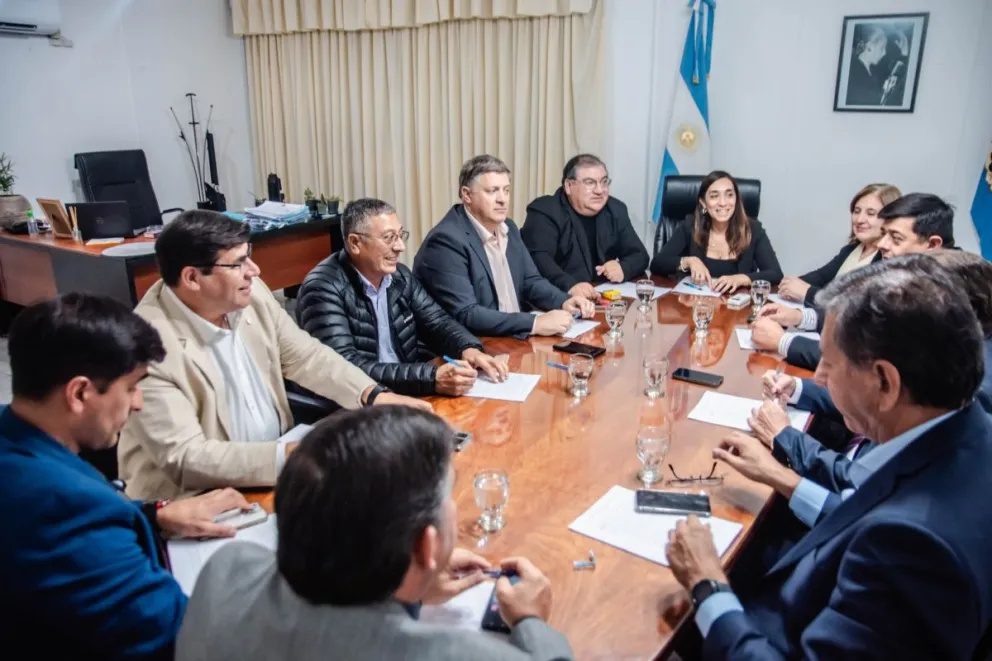 Señal política. Un total de 11 intendentes se reunió en Caucete para firmar un convenio de colaboración entre ellos. Toda una señal al a gestión provincial.