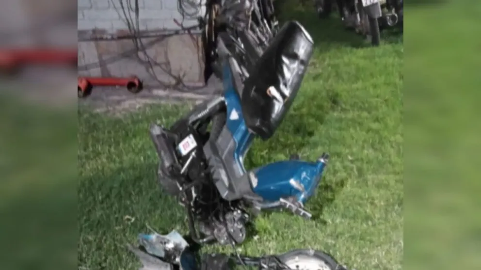 Destruida. La moto del joven, de 15 años, que falleció tras impactar con un auto (Gentileza: Cadena New)