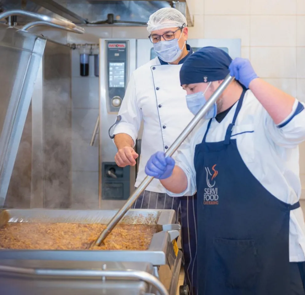 La empresa Servi Food es la que tenía en manos la entrega de comidas en el hospital Julieta Lanteri. 