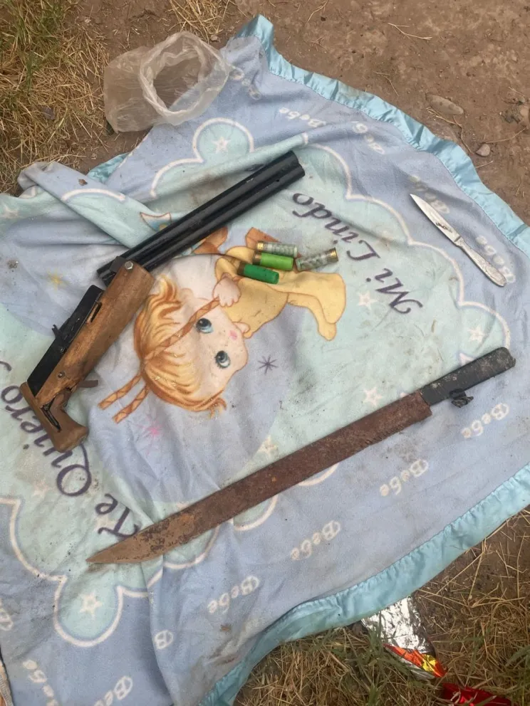 Un hombre terminó detenido tras amenazar a su familia con un arma tumbera y un machete 