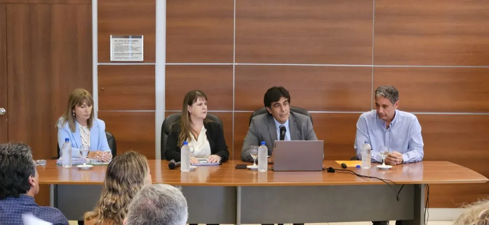 El ministro de Economía, Roberto Gutiérrez, confirmó a los docentes que la provincia percibió una baja considerable en los recursos. 