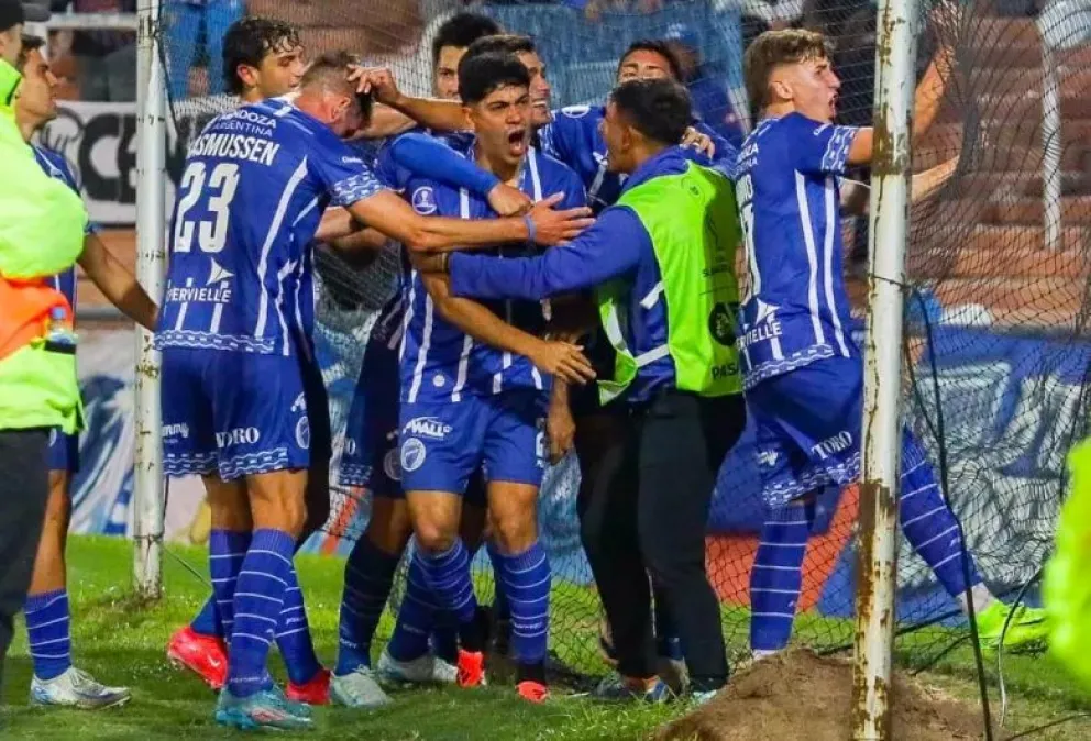 El futbolista sanjuanino, Mateo Mendoza, abrió el marcador con un gol de cabeza a los 29 minutos del primer tiempo para darle la victoria a Godoy Cruz.