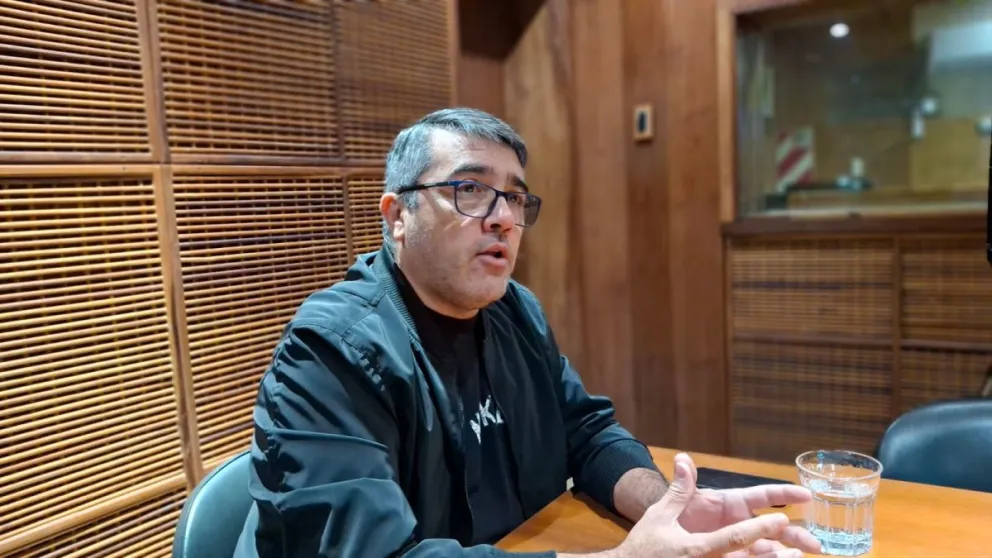 El Gobierno dice que hay sectores que atentan contra las nuevas disposiciones de tránsito y buscan imponer un "sistema paralelo". 