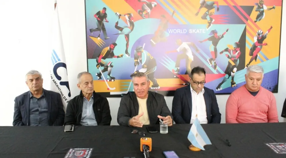 Con una cara nueva, la continuidad del “Negro” Páez y el regreso de Giuliani a Las Águilas, presentaron a los técnicos de las selecciones de hockey sobre patines (Fotos Emiliano Schlamelcher)