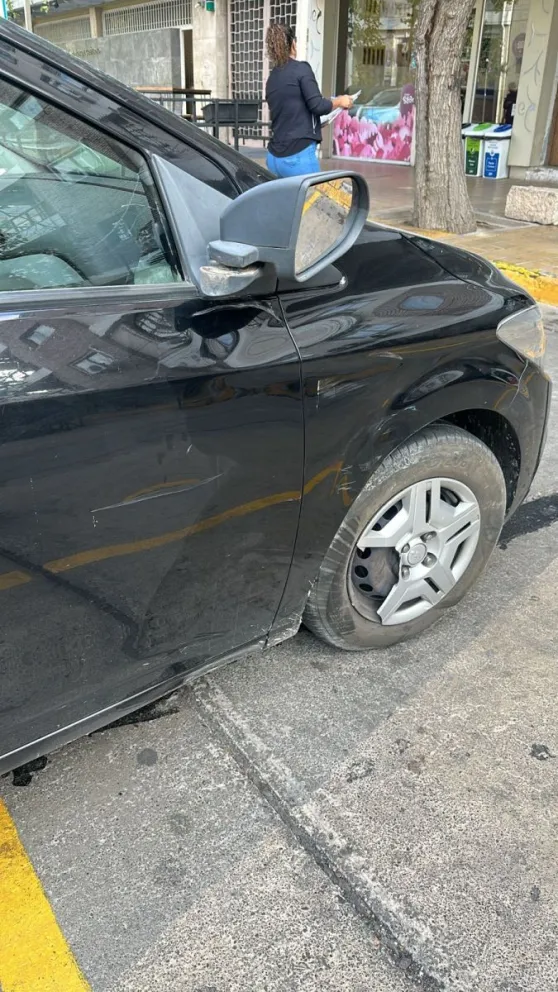 Choque entre un auto y una moto en pleno centro sanjuanino, dejó a una mujer hospitalizada