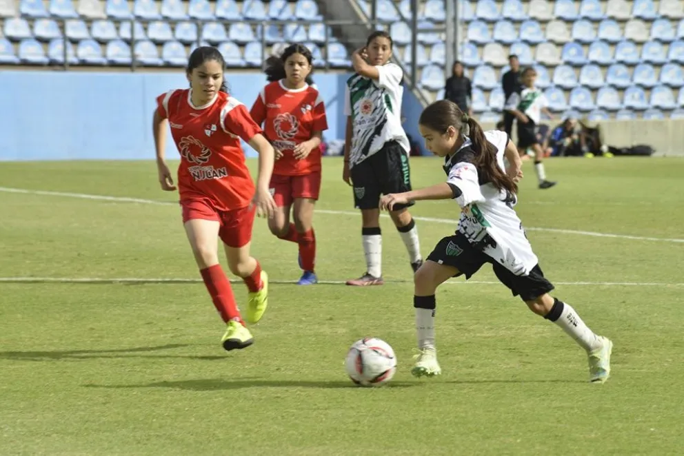 Histórico: las pequeñas futbolistas se calzaron sus botines y con toda la ilusión dieron inició a su primer campeonato de inferiores femeninas