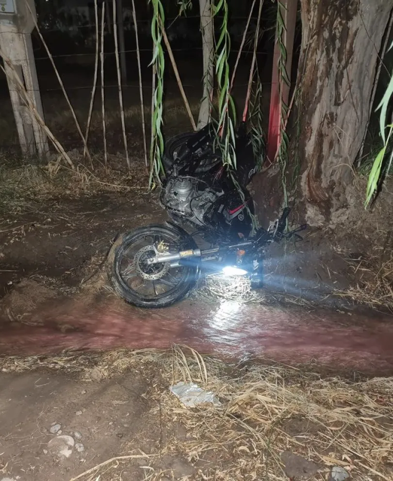 Perdió el control de la moto, chocó contra un árbol y terminó hospitalizado