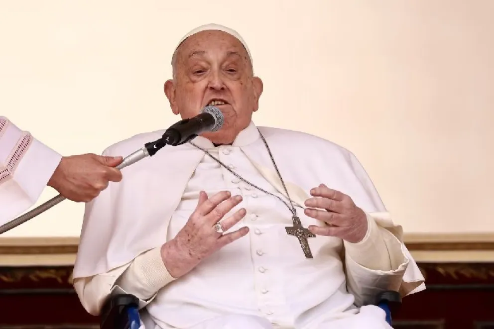 El papa Francisco salió a saludar a los fieles y pidió rezar por los pobres en la misa del Domingo de Ramos