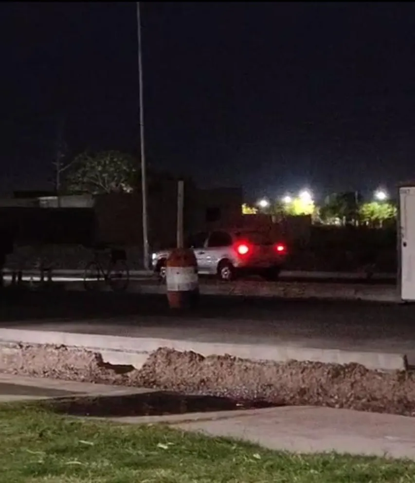 Calle 5, todavía no está habilitada y ya la transitan (Foto captura del video)