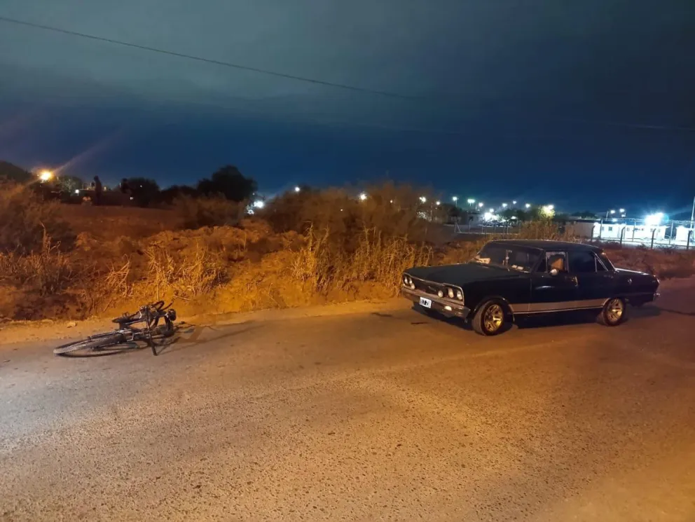 Un ciclista terminó hospitalizado tras ser embestido por un auto en Pocito