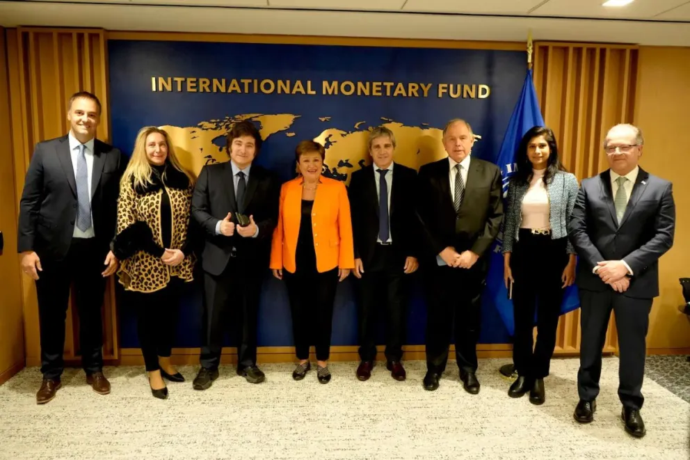 Argentina recibirá el primer desembolso del FMI para fortalecer las reservas del Banco Central. 