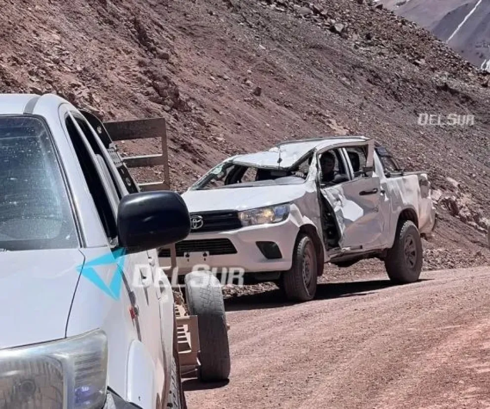Una camioneta volcó en el paso Internacional de Agua Negra (Foto gentileza Del Sur) 