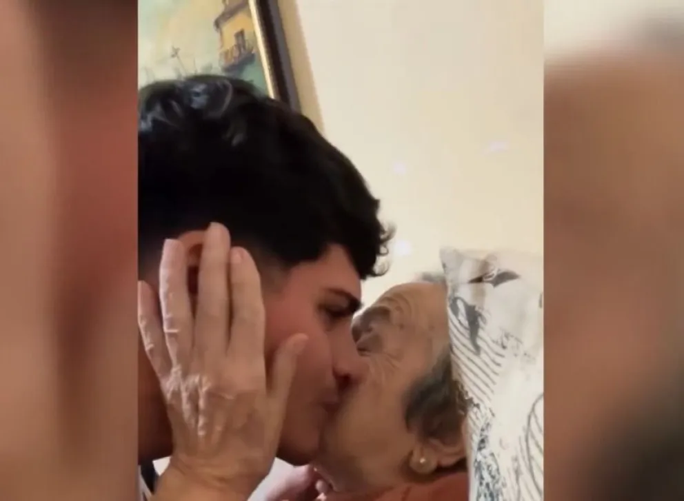 “No sé si la vuelvo a ver”: la historia del joven que dejó el país y grabó una emotiva despedida con su abuela. 